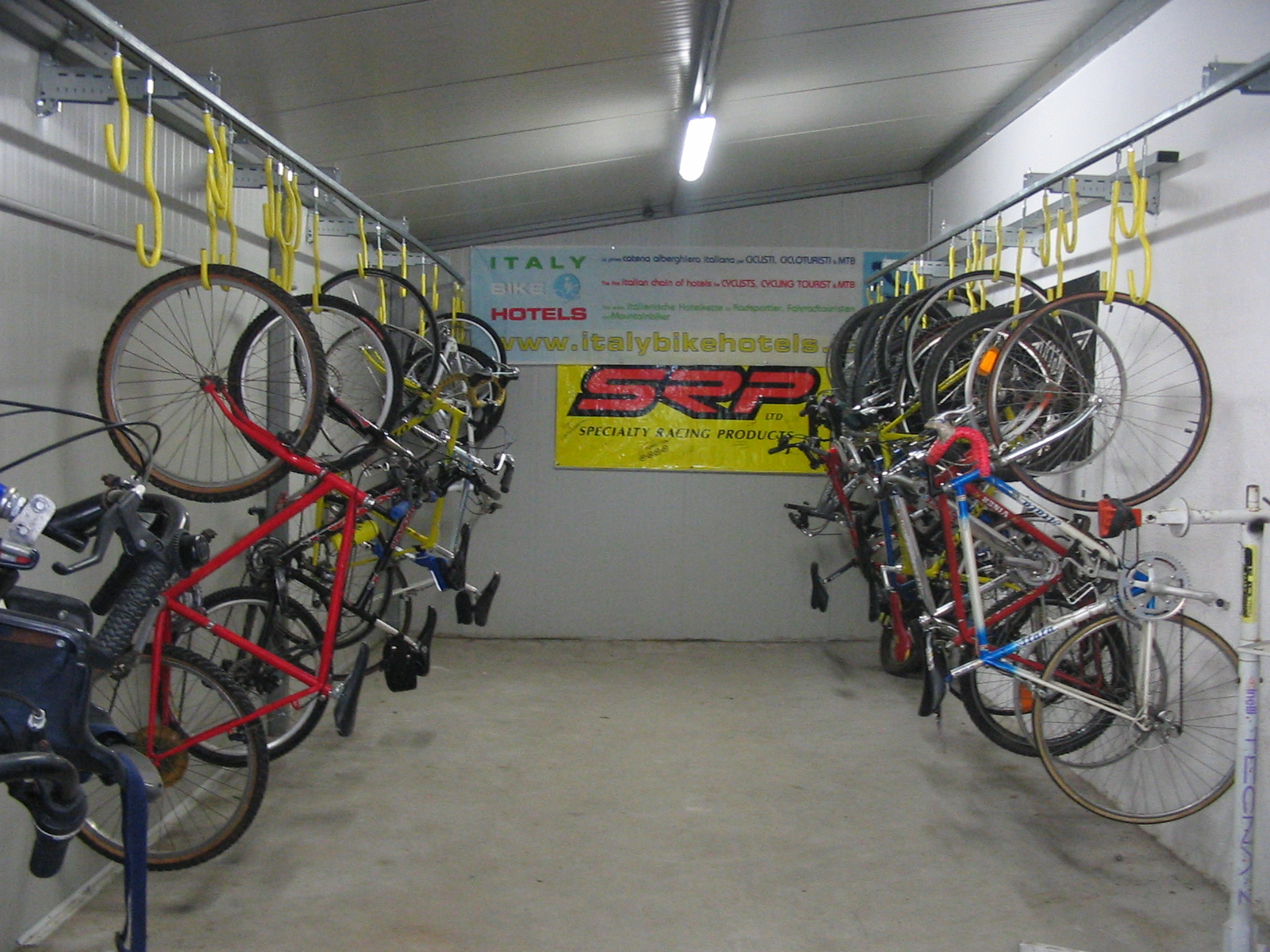 Hotel con bike room video sorvegliata